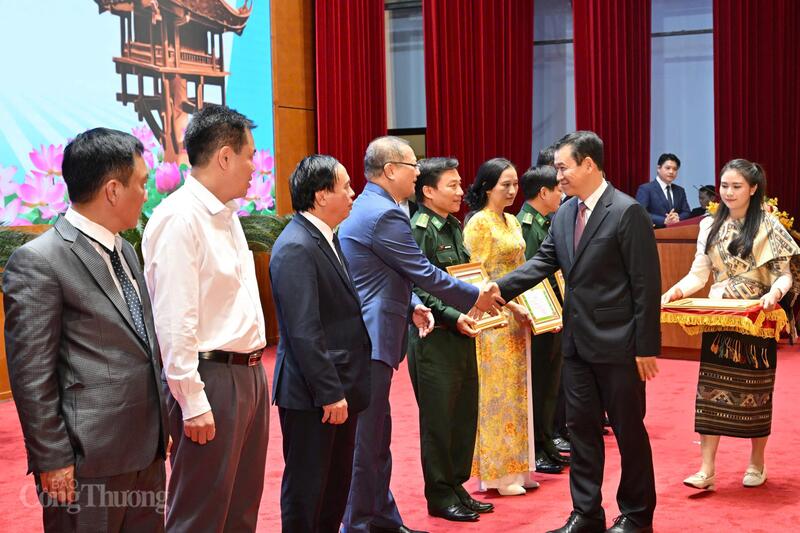 Міністр промисловості та торгівлі Лаосу вручає почесні грамоти в'єтнамським організаціям та окремим особам. Фото: Кан Дунг