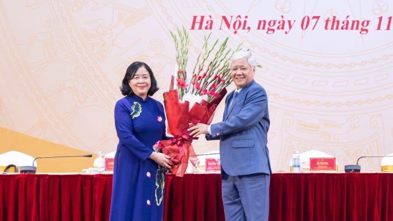 رفیق دو وان چین برای تبریک به رفیق بویی تی مین هوای گل تقدیم کرد.