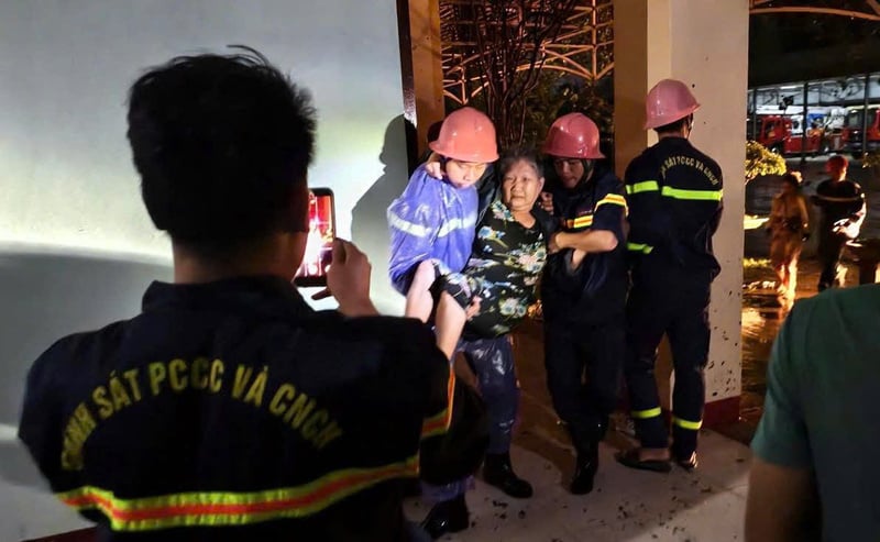 เจ้าหน้าที่ตำรวจดับเพลิงและกู้ภัยปฏิบัติภารกิจกู้ภัยในคืนวันที่ 6 พฤศจิกายน ภาพ: DVCC