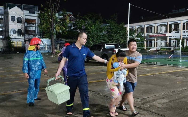 เจ้าหน้าที่ตำรวจจังหวัดเจียลายช่วยเหลือครอบครัวที่มีทารกแรกเกิดให้ปลอดภัย ภาพ: DVCC