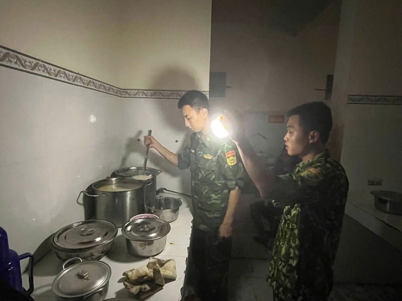 ทหารสถานีตำรวจตระเวนชายแดนหนองจอใช้ไฟฉายต้มโจ๊กให้ประชาชนในช่วงที่ไฟฟ้าดับ