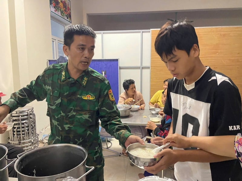 โจ๊กอุ่นใจที่ทหารสถานีตำรวจตระเวนชายแดนหนองจอนเสิร์ฟให้กับผู้คนที่เดินทางมาหลบภัยพายุ