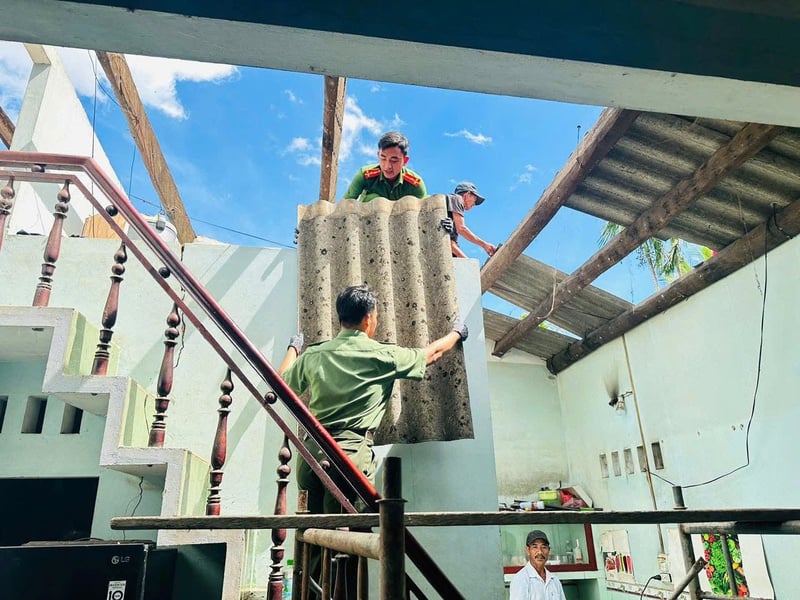 เจ้าหน้าที่ตำรวจและทหาร อบต.บงซอน ให้กำลังใจประชาชนซ่อมแซมหลังคาบ้าน