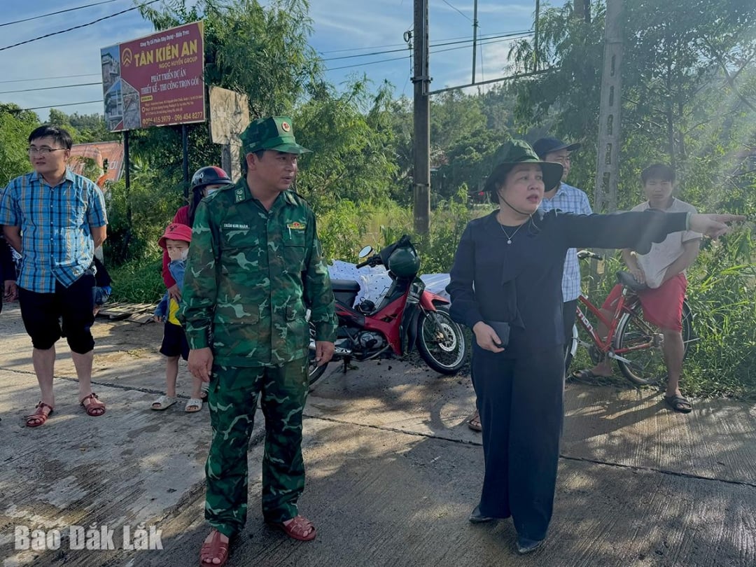 Die stellvertretende Sekretärin des Provinzparteikomitees, Cao Thi Hoa An, besichtigte die Hochwasserlage in der Gemeinde O Loan.