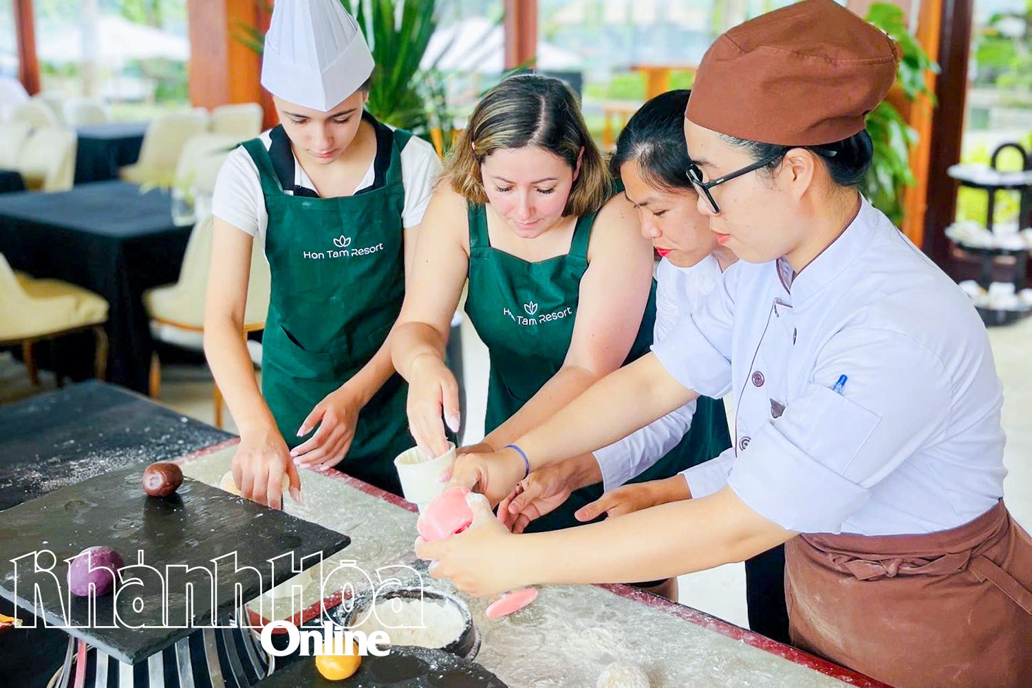 Oaspeții internaționali învață să facă prăjituri la Hon Tam Resort.