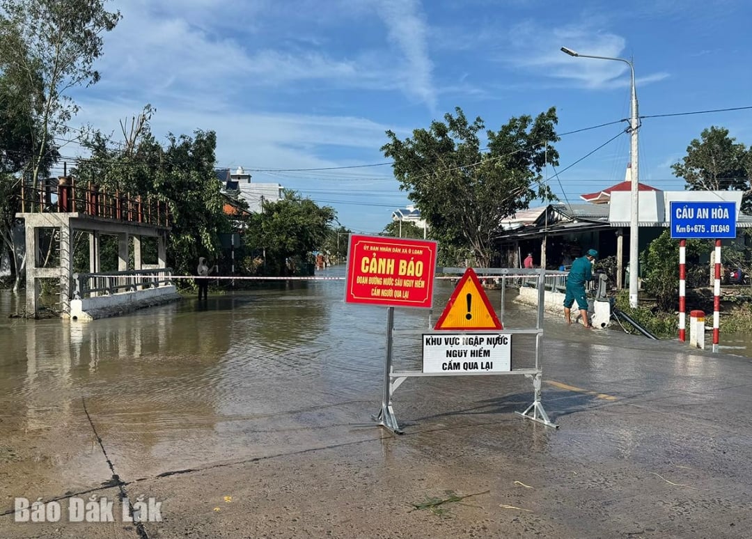 Das Volkskomitee der Gemeinde O Loan hat Warnschilder aufgestellt, Seile gespannt und dafür gesorgt, dass Leute im Einsatz sind, um zu verhindern, dass Fahrzeuge durch stark überflutete Gebiete fahren.