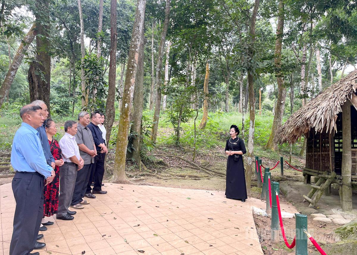 En delegation av tidigare ledare för provinsens Vietnams fosterlandsfrontskommitté lyssnade på en introduktion om reliken Lan Na Nua.