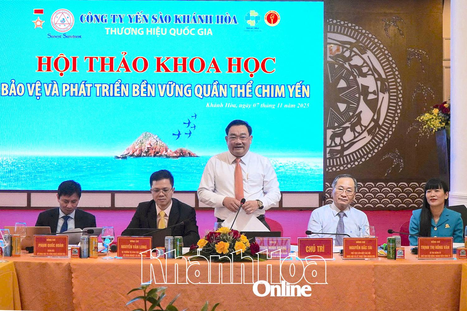 O camarada Trinh Minh Hoang presidiu o workshop.