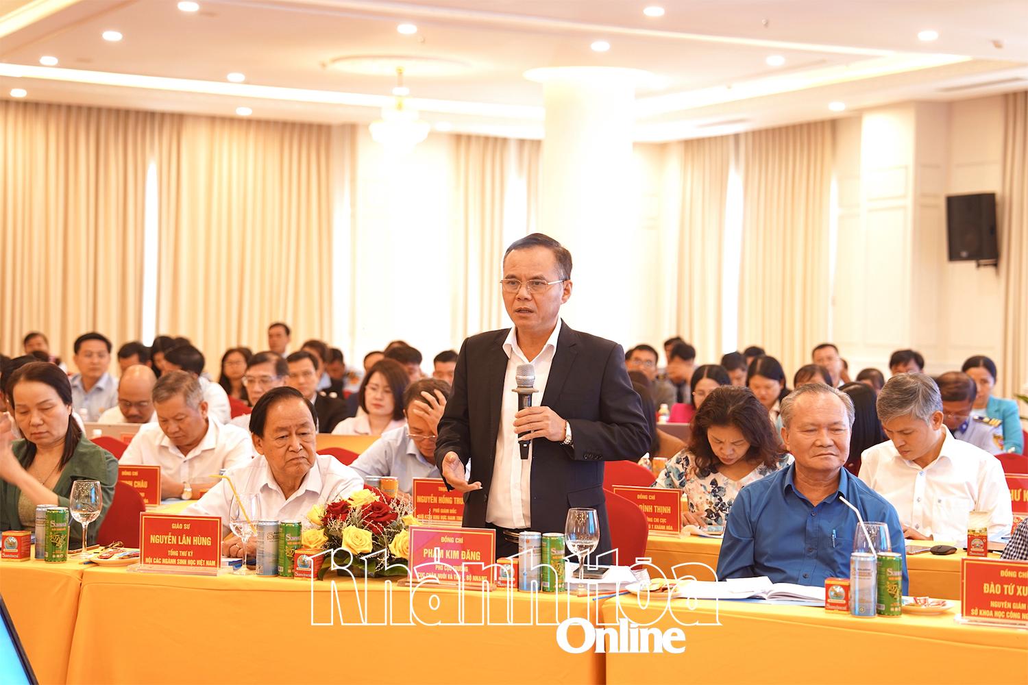 Delegados discursando na conferência.
