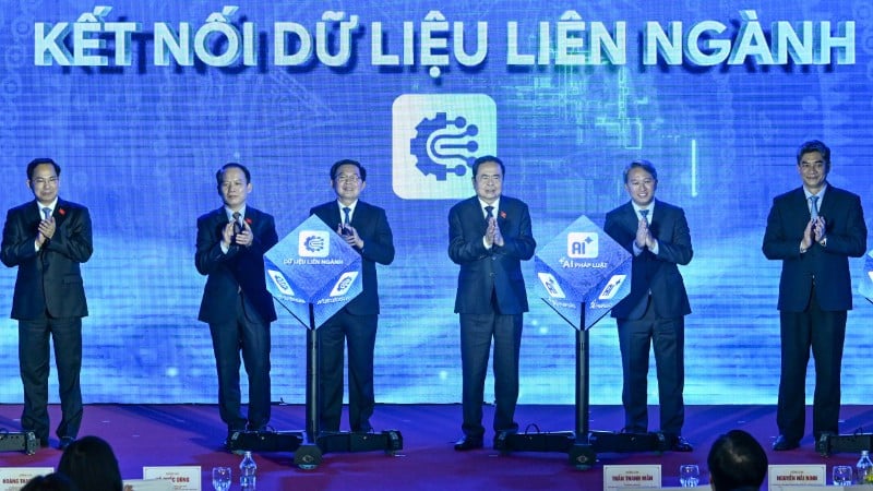 Nationalförsamlingens ordförande Tran Thanh Man och delegater genomför lanseringen av den officiella versionen av den nationella lagportalen. (Foto: DUY LINH)