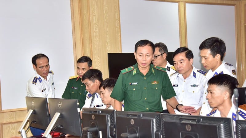 জাতীয় প্রতিরক্ষা মন্ত্রণালয়ের ওয়ার্কিং গ্রুপ কোস্টগার্ড অঞ্চল ৪-এর কমান্ড সেন্টার পরিদর্শন করেছে।