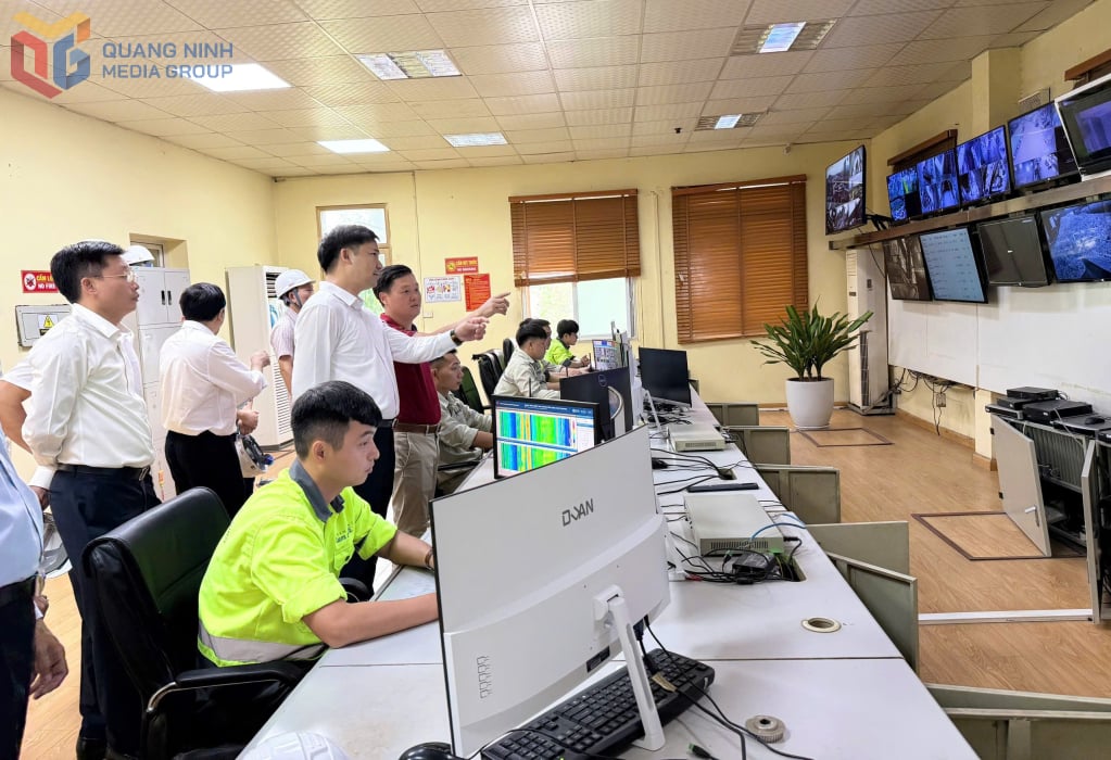 ທ່ານຮອງປະທານຄະນະກຳມະການປະຊາຊົນແຂວງ ຫງວຽນວັນກົງ (ກາງ) ໄດ້ລົງກວດກາລະບົບບຳບັດຂີ້ເຫຍື້ອອຸດສາຫະກຳຢູ່ໂຮງງານຜະລິດຊີມັງ Lam Thanch.