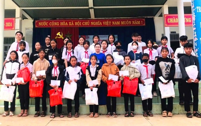 Special lesson in the highlands - Photo 1. Tiết học đặc biệt trên vùng cao- Ảnh 1.