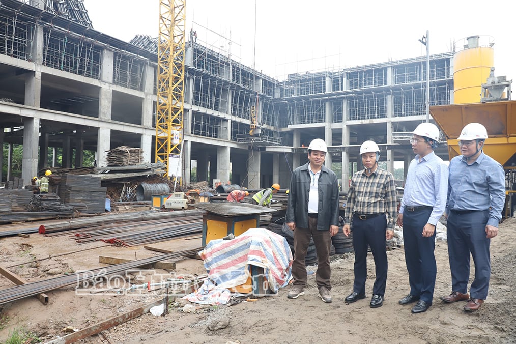 প্রাদেশিক গণ কমিটির ভাইস চেয়ারম্যান লাই ভ্যান হোয়ান নিম্ন-আয়ের মানুষের জন্য আবাসন প্রকল্পের (ফো হিয়েন ওয়ার্ড) অগ্রগতি পরিদর্শন করেন।