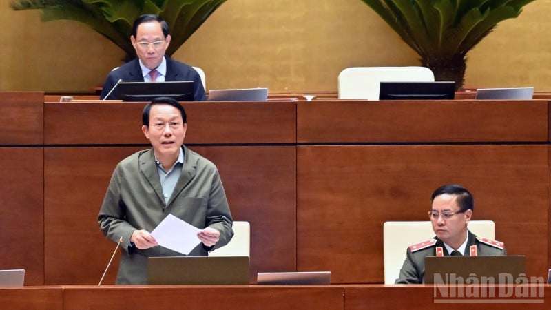 Ο Υπουργός Δημόσιας Ασφάλειας Luong Tam Quang μίλησε για να εξηγήσει και να διευκρινίσει μια σειρά από ζητήματα που απασχολούν τους βουλευτές της Εθνοσυνέλευσης. (Φωτογραφία: DUY LINH)