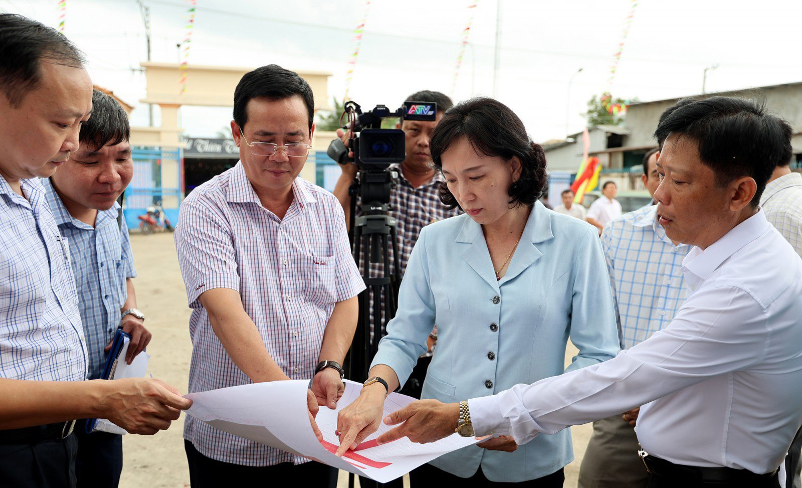 Vice ordförande för An Giangs provinsiella folkkommitté, Nguyen Thi Minh Thuy, inspekterade förberedelserna inför den första spadtagen för gränsskoleprojektet.