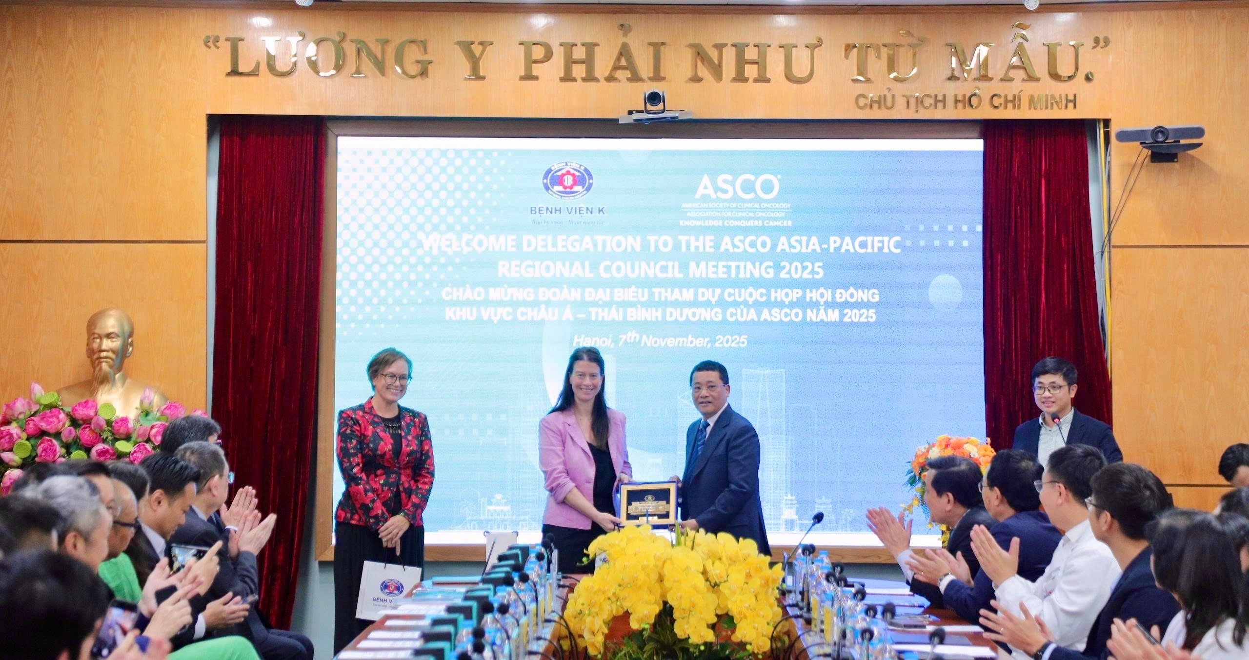 Nhiều chuyên gia hàng đầu về ung thư quốc tế hội tụ tại Bệnh viện K - Ảnh 3.