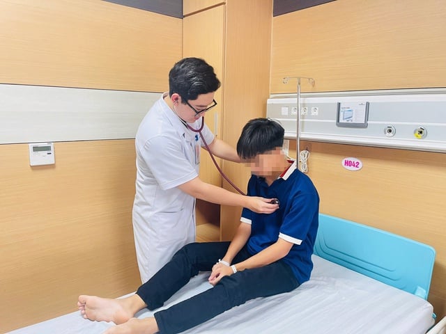 Saving a 13-year-old boy with intussusception by removing a large colon polyp - Photo 4. Cứu bé trai 13 tuổi bị lồng ruột nhờ loại bỏ polyp đại tràng lớn- Ảnh 4.