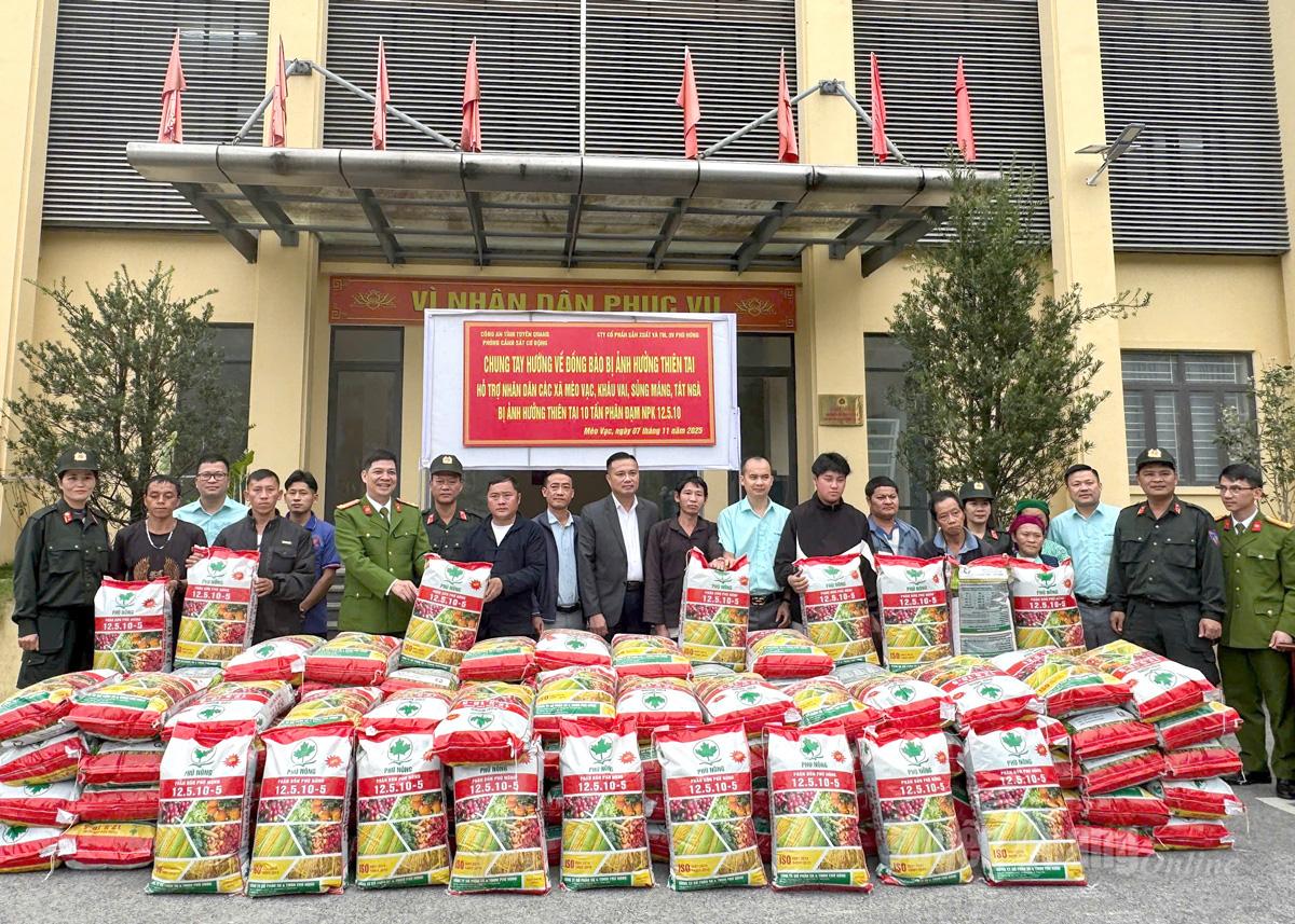 Представители мобильного полицейского управления, полиции провинции Туенкуанг и компании Phu Nong вручили удобрения для поддержки людей, пострадавших от шторма № 10.