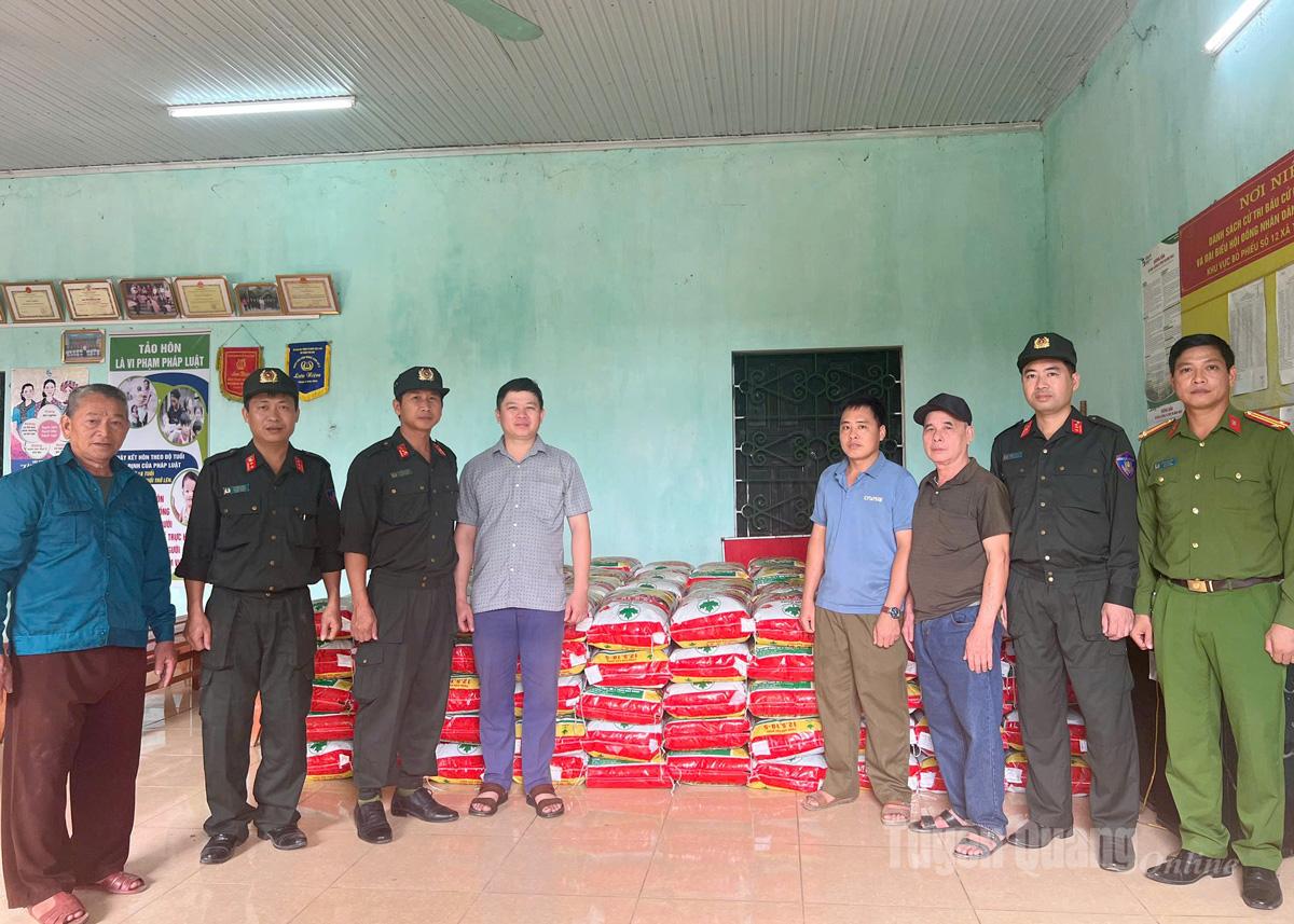 Полиция провинции Туенкуанг передала 5 тонн удобрений жителям коммуны Йеншон для преодоления последствий шторма № 10.