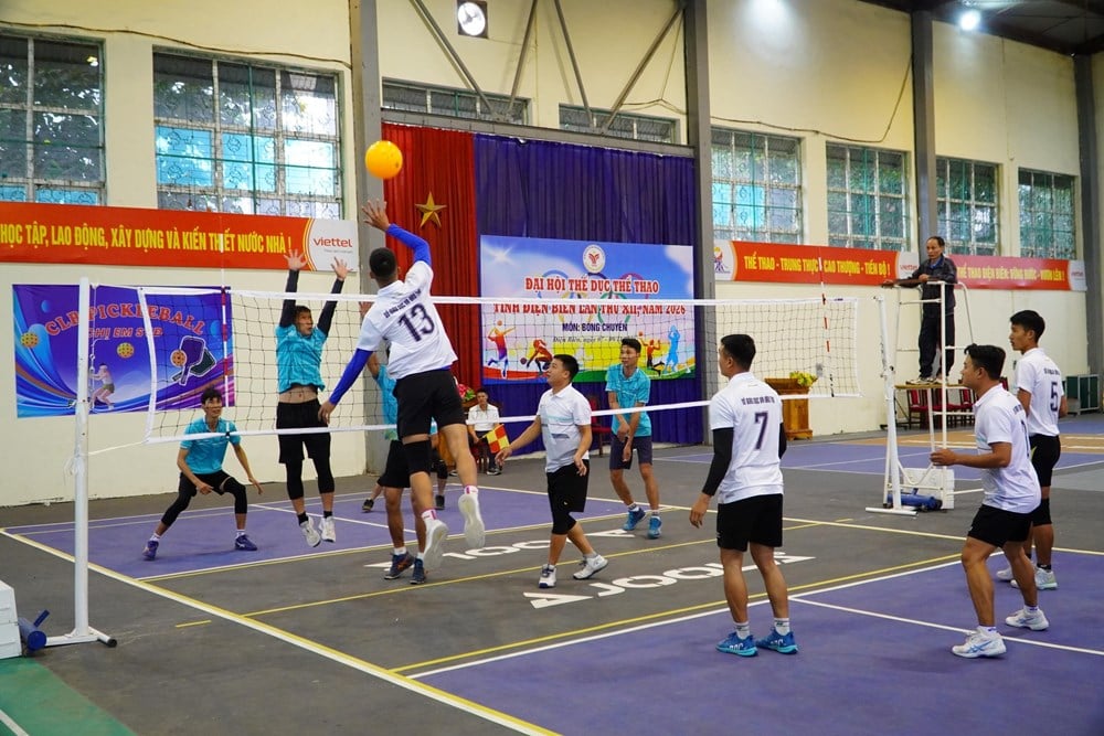 Turnamen bola voli sebelum Festival Olahraga Provinsi Dien Bien ke-12 - foto 2
