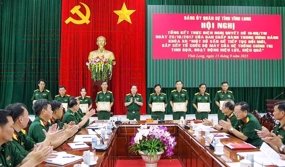 ກອງບັນຊາການທະຫານແຂວງ ໄດ້ສະຫຼຸບການຈັດຕັ້ງປະຕິບັດມະຕິເລກທີ 18-NQ/TW ຂອງຄະນະບໍລິຫານງານສູນກາງພັກຊຸດທີ 12 “ບາງບັນຫາສືບຕໍ່ປະດິດສ້າງ, ປັບປຸງກົງຈັກການຈັດຕັ້ງຂອງລະບົບການເມືອງໃຫ້ມີຄວາມຄ່ອງຕົວ, ເຄື່ອນໄຫວຢ່າງມີປະສິດທິຜົນ”.