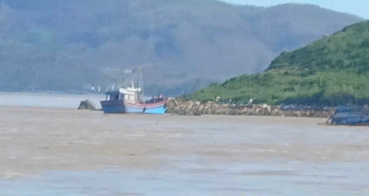 Αποτυχία διάσωσης αλιευτικού σκάφους, 2 ψαράδες σώθηκαν από ανθρώπους και αστυνομία - Φωτογραφία 1. Hai ngư dân đi cứu tàu rồi bị dòng nước cuốn trôi đã được cứu sống - Ảnh 1.