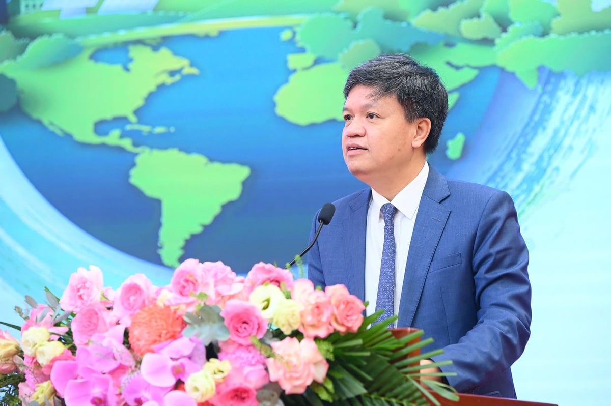 Г-н Та Динь Тхи, заместитель председателя Комитета Национальной ассамблеи по науке, технологиям и окружающей среде, подчеркнул: «Развитие экосистемы чистой энергии — это не только техническое решение, но и проявление концепции «зелёного» развития». Фото: Динь Тунг. Ông Tạ Đình Thi, Phó Chủ nhiệm Ủy ban Khoa học, Công nghệ và Môi trường của Quốc hội nhấn mạnh: 'Phát triển hệ sinh thái năng lượng sạch không chỉ là giải pháp kỹ thuật mà là biểu hiện của tầm nhìn phát triển xanh'.Ảnh: Đinh Tùng.