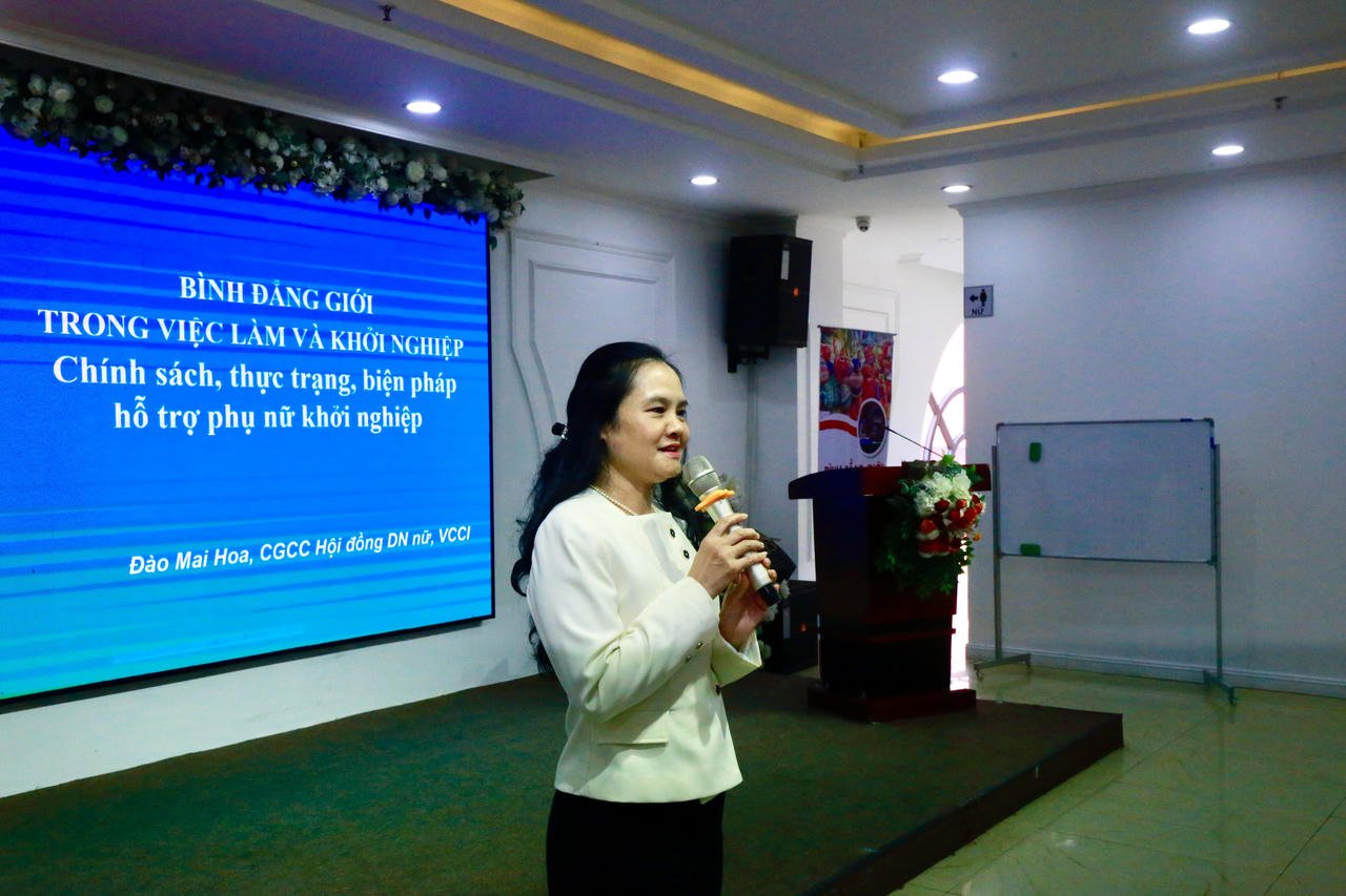 Fru Dao Mai Hoa - Senior expert vid rådet för kvinnliga entreprenörer, VCCI - tidigare biträdande chef för den ekonomiska och sociala avdelningen, Vietnams kvinnoförbund, tidigare generalsekreterare för Vietnams förening av kvinnliga entreprenörer - uppskattade programmets utformning mycket.