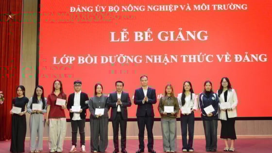 Bế giảng 2 lớp Bồi dưỡng nhận thức về Đảng