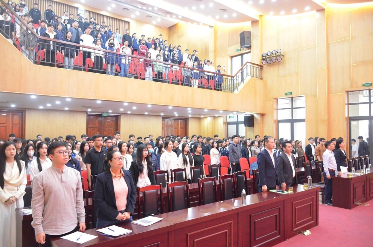 Panorama av avslutningsseremoniens hall. Foto: Propaganda- og massemobiliseringsavdelingen i departementets partikomité. Toàn cảnh Hội trường Lễ Bế giảng. Ảnh: Ban Tuyên giáo và Dân vận Đảng ủy Bộ.