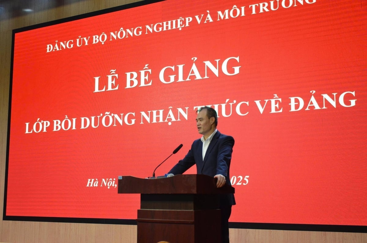 Kamerat Phan Thanh Cong, medlem av eksekutivkomiteen, nestleder for avdelingen for propaganda og massemobilisering i departementets partikomité, holdt klassens avslutningstale. Foto: Avdelingen for propaganda og massemobilisering i departementets partikomité. Đồng chí Phan Thành Công, Ủy viên Ban Chấp hành, Phó trưởng Ban Tuyên giáo và Dân vận Đảng ủy Bộ phát biểu bế giảng lớp học. Ảnh: Ban Tuyên giáo và Dân vận Đảng ủy Bộ.