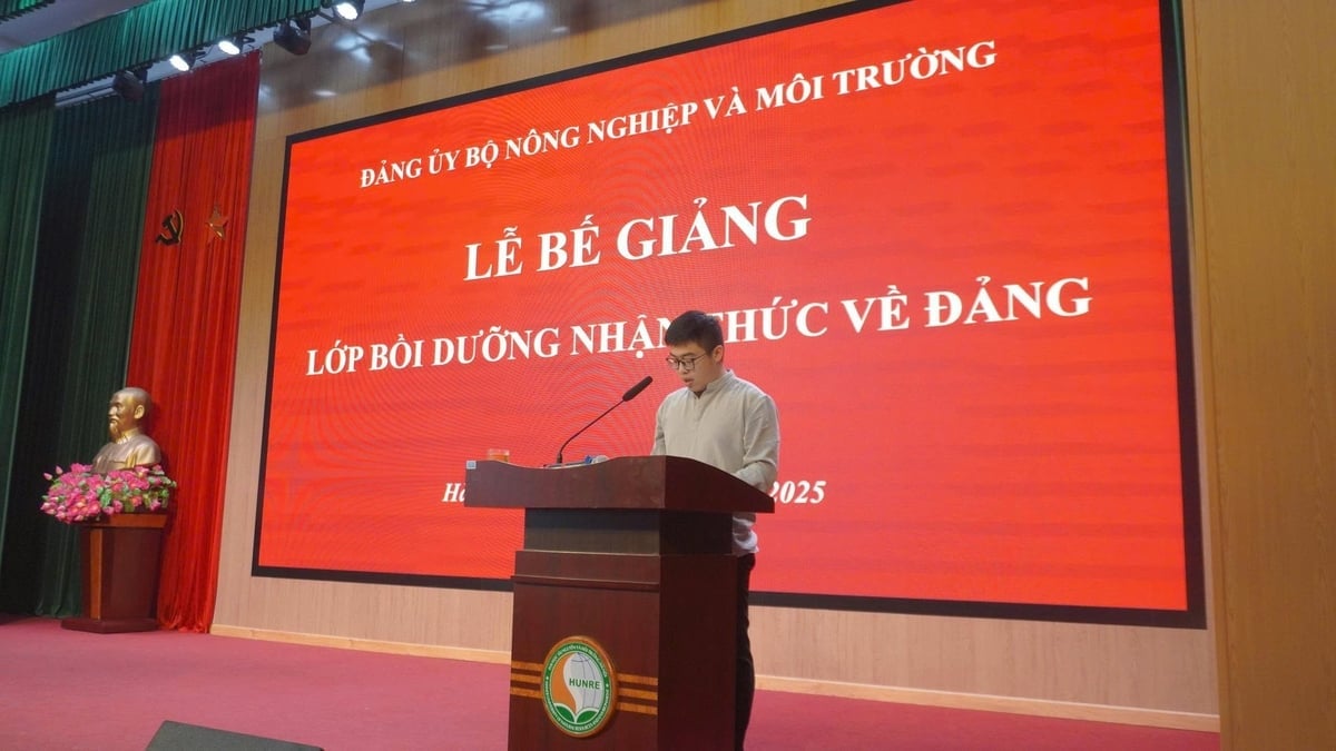 Studenten Vu Hoang Giang, particellen ved Landdata- og informasjonssenteret, partikomiteen ved avdelingen for arealforvaltning – som representant for klassen holdt en tale. Foto: Avdelingen for propaganda og massemobilisering i partikomiteen i departementet. Học viên Vũ Hoàng Giang, Chi bộ Trung tâm Dữ liệu và Thông tin đất đai, Đảng bộ Cục Quản lý đất đai – đại diện tập thể lớp phát biểu ý kiến. Ảnh: Ban Tuyên giáo và Dân vận Đảng ủy Bộ.