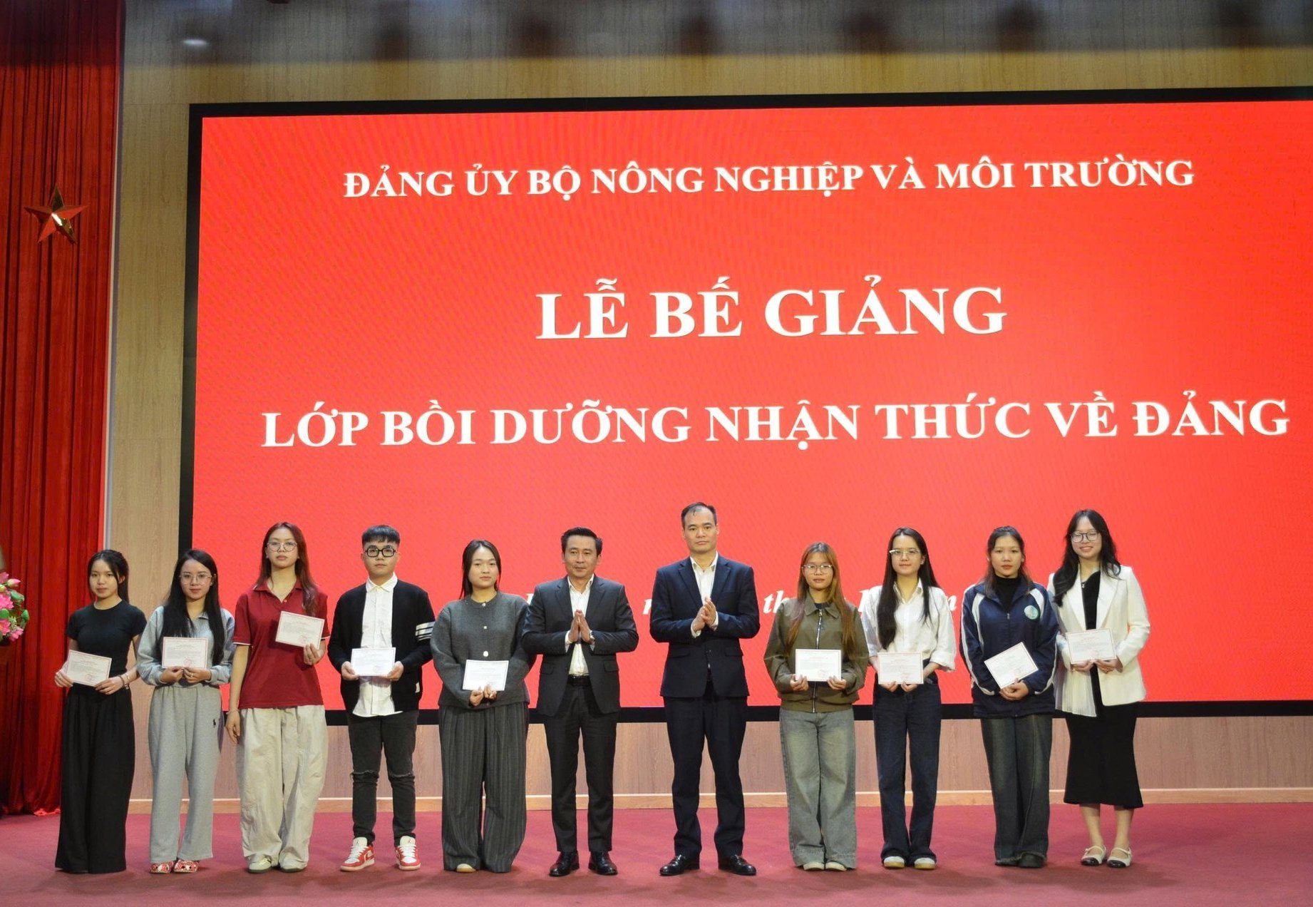 Kamerat Phan Thanh Cong, medlem av eksekutivkomiteen, nestleder for avdelingen for propaganda og massemobilisering i departementets partikomité, og kamerat Vu Danh Tuyen, visesekretær for partikomiteen, leder for inspeksjonskomiteen i skolens partikomité, viserektor ved Hanoi University of Natural Resources and Environment, overrakte sertifikater til studentene. Foto: Avdelingen for propaganda og massemobilisering i departementets partikomité. Đồng chí Phan Thành Công, Ủy viên Ban Chấp hành, Phó trưởng Ban Tuyên giáo và Dân vận Đảng ủy Bộ và đồng chí Vũ Danh Tuyên, Phó Bí thư Đảng ủy, Chủ nhiệm Ủy ban Kiểm tra Đảng ủy Trường, Phó Hiệu trưởng Trường Đại học Tài nguyên và Môi trường Hà Nội trao Giấy chứng nhận cho học viên. Ảnh: Ban Tuyên giáo và Dân vận Đảng ủy Bộ.