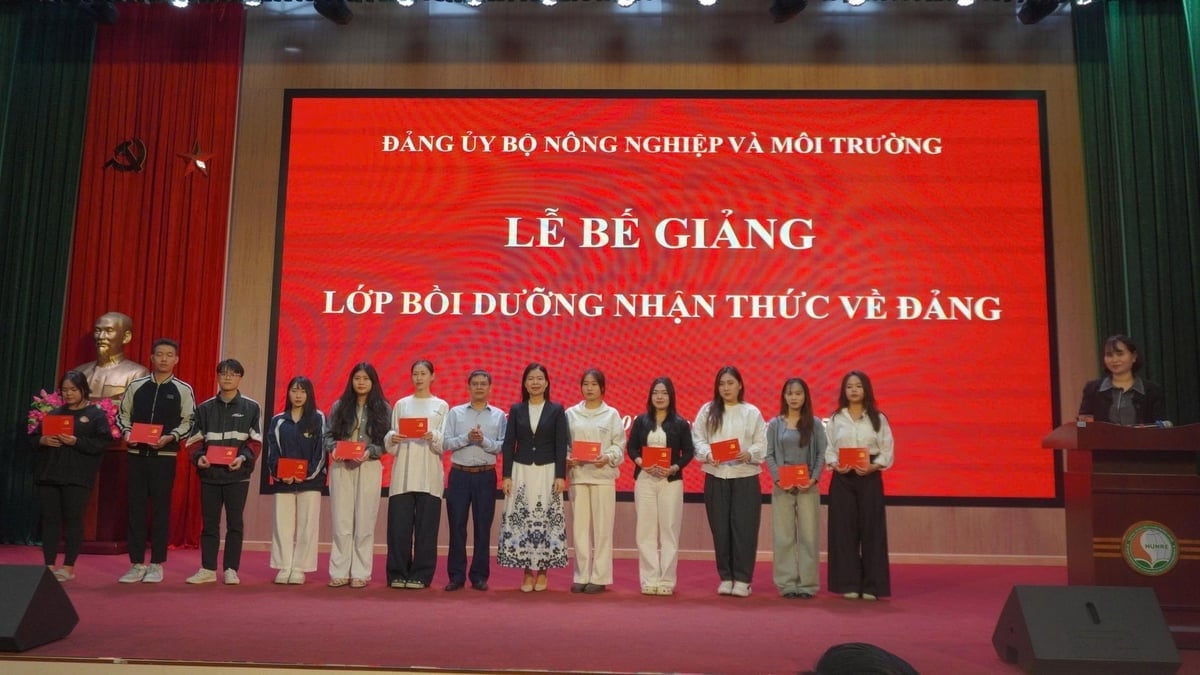 Kamerat Vu Thi Phuong Lan, nestleder for avdelingen for propaganda og massemobilisering i departementets partikomité, og kamerat Pham Quang Phuong, nestleder for senteret for opplæring av kadrer ved Hanoi universitet for naturressurser og miljø, overrakte sertifikater til traineene. Foto: Avdelingen for propaganda og massemobilisering i departementets partikomité. Đồng chí Vũ Thị Phương Lan, Phó Trưởng Ban Tuyên giáo và Dân vận Đảng ủy Bộ và đồng chí Phạm Quang Phương, Phó Giám đốc Trung tâm bồi dưỡng cán bộ, Trường Đại học Tài nguyên và Môi trường Hà Nội trao Giấy chứng nhận cho học viên. Ảnh: Ban Tuyên giáo và Dân vận Đảng ủy Bộ.