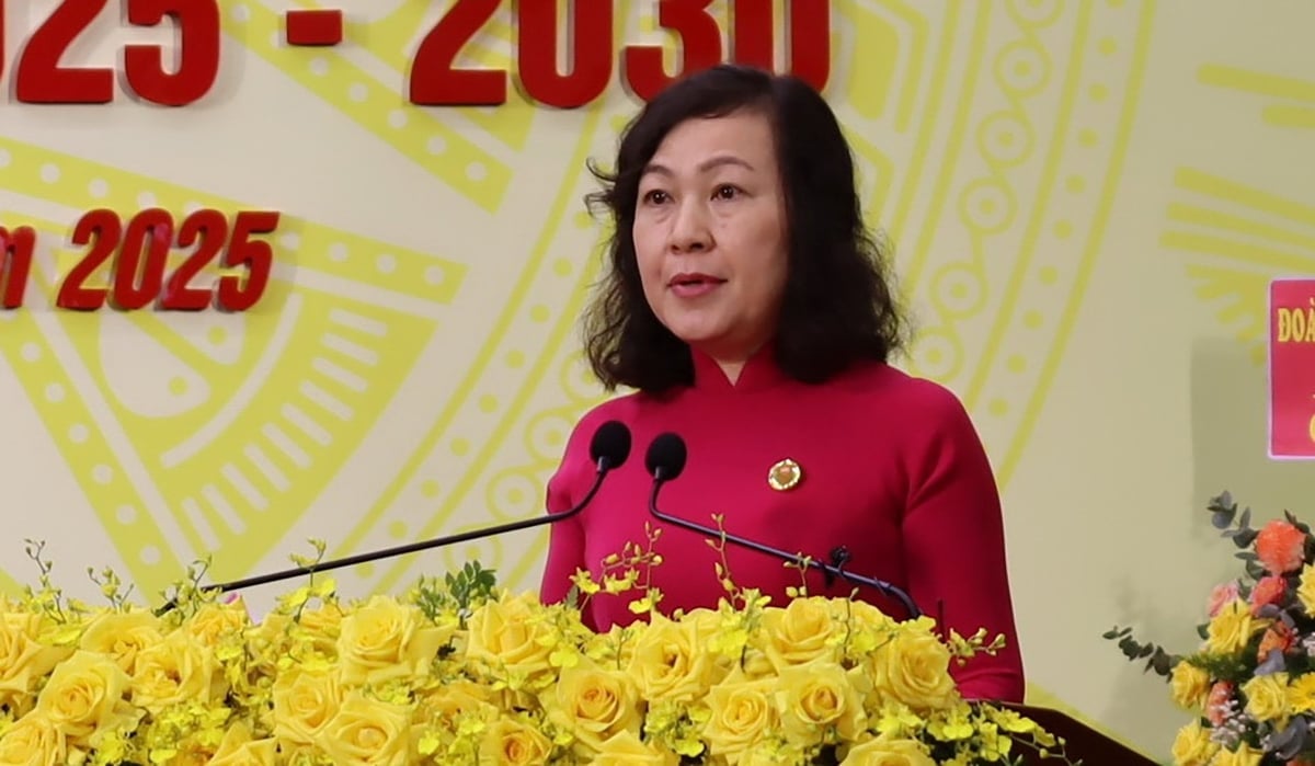 Fru Huynh Thi Hang – assisterende sekretær i den provinsielle partikomiteen og leder av Vietnams fedrelandsfrontkomité i Dong Nai-provinsen talte på kongressen. Foto: Tuong Tu. Bà Huỳnh Thị Hằng - Phó Bí thư Tỉnh ủy, Chủ tịch Ủy ban MTTQ Việt Nam tỉnh Đồng Nai phát biểu tại Đại hội. Ảnh: Tường Tú.