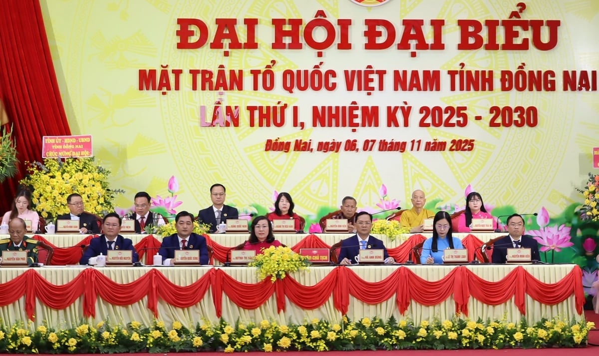 Presidiet ledet den første kongressen til Vietnams fedrelandsfront i Dong Nai-provinsen, periode 2025–2030. Foto: Tuong Tu. Đoàn Chủ tịch chủ trì Đại hội đại biểu MTTQ Việt Nam tỉnh Đồng Nai, lần thứ I, nhiệm kỳ 2025 - 2030. Ảnh: Tường Tú.