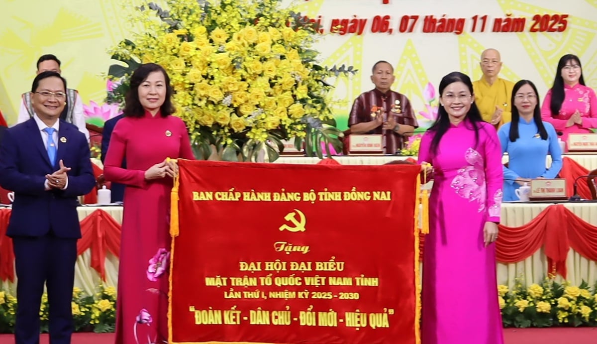 Fru Ton Ngoc Hanh – varamedlem i partiets sentralkomité, stående visesekretær i den provinsielle partikomiteen, leder av folkerådet i Dong Nai-provinsen (til høyre) overrakte et gratulasjonsbanner til Kongressen. Foto: Tuong Tu. Bà Tôn Ngọc Hạnh - Ủy viên Dự khuyết Ban Chấp hành Trung ương Đảng, Phó Bí thư Thường trực Tỉnh ủy, Chủ tịch HĐND tỉnh Đồng Nai (bên phải) trao tặng bức trướng chúc mừng Đại hội. Ảnh: Tường Tú.