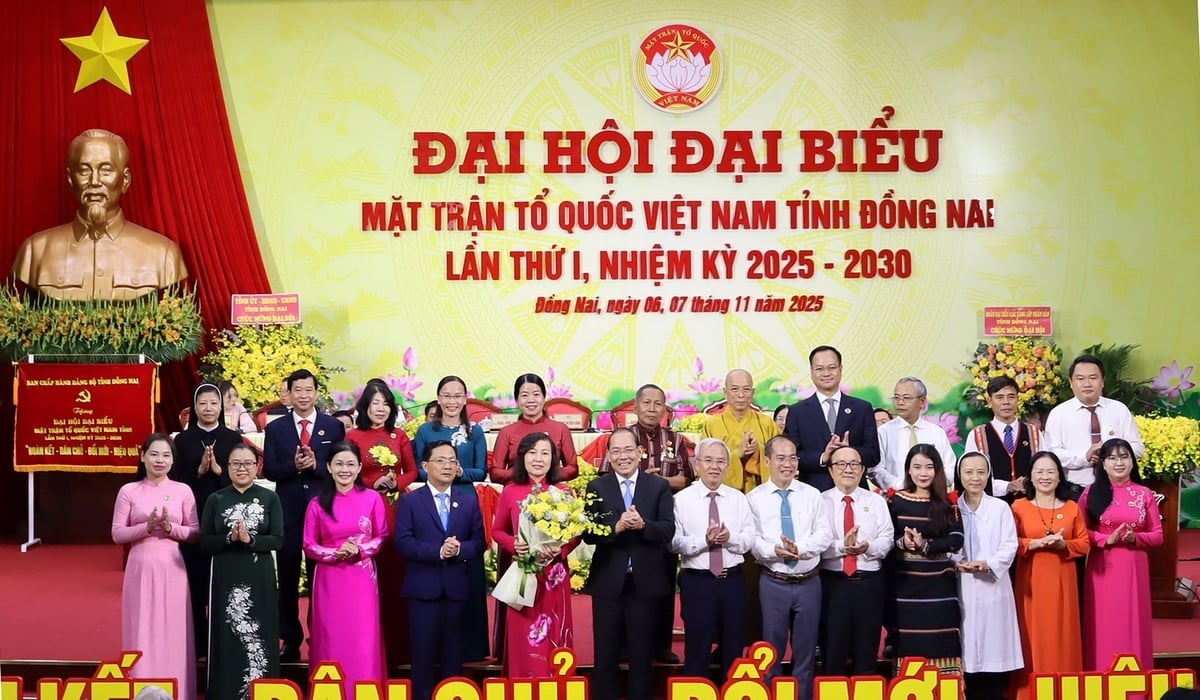 Delegater fra Vietnams fedrelandsfront i Dong Nai-provinsen som deltar på den nasjonale kongressen til Vietnams fedrelandsfront, valgperioden 2026–2031, presenterte seg for kongressen. Foto: Tuong Tu. Các vị đại biểu MTTQ Việt Nam tỉnh Đồng Nai tham dự Đại hội đại biểu toàn quốc MTTQ Việt Nam, nhiệm kỳ 2026 - 2031 ra mắt Đại hội. Ảnh: Tường Tú.