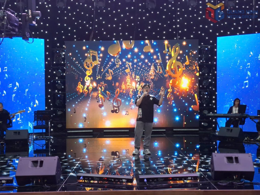 ຜູ້ສະຫມັກປະຕິບັດກັບວົງດົນຕີ.