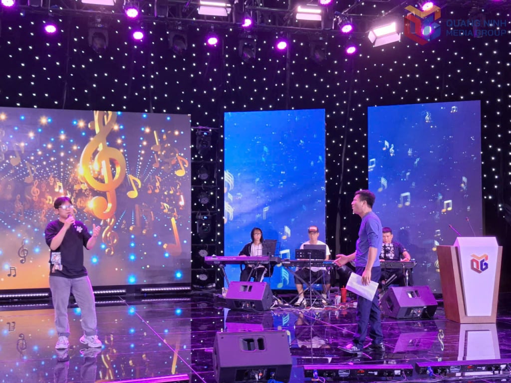 ຜູ້ສະໝັກບາງຄົນໄດ້ຮັບການແນະນຳແບບມືອາຊີບຈາກຄູສອນ.