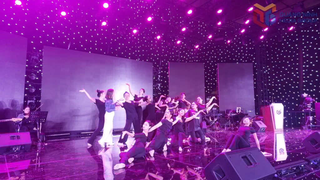 ທີມເຕັ້ນປະຕິບັດເພື່ອສະຫນັບສະຫນູນການສະແດງຂອງຜູ້ເຂົ້າແຂ່ງຂັນ.