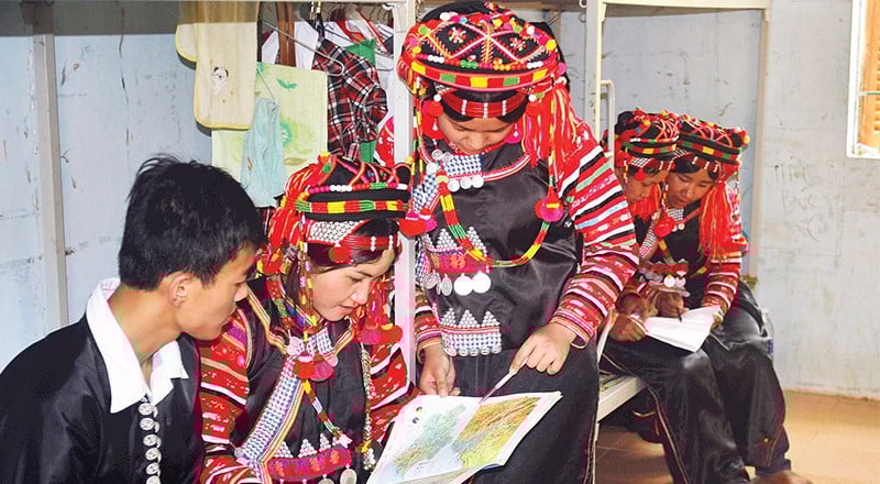 Дети народности Ха Нхи учатся и живут в средней школе Мыонг Те.