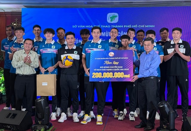 우승 및 승격을 차지한 호치민시 남자 배구팀이 상을 받았습니다. - 사진 1. Vô địch và thăng hạng, đội bóng chuyền nam TP.HCM được khen thưởng- Ảnh 1.
