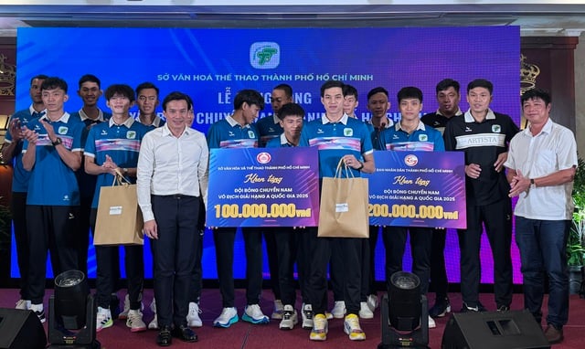 우승 및 승격을 차지한 호치민시 남자 배구팀이 상을 받았습니다. - 사진 2. Vô địch và thăng hạng, đội bóng chuyền nam TP.HCM được khen thưởng- Ảnh 2.