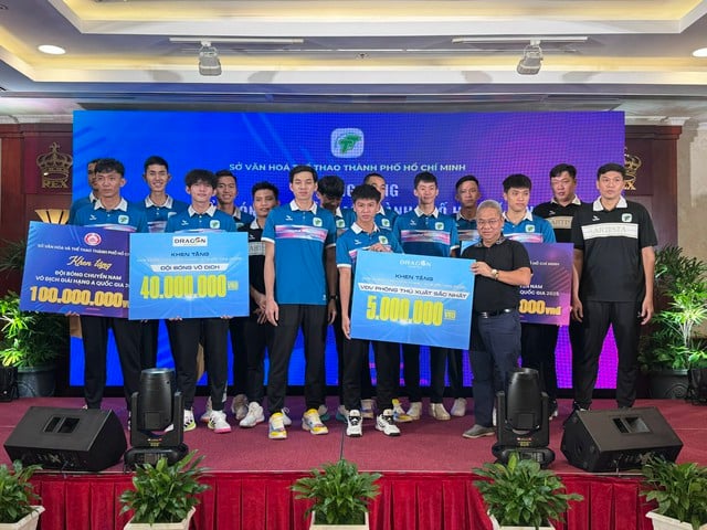 우승 및 승격을 차지한 호치민시 남자 배구팀이 상을 받았습니다. - 사진 3. Vô địch và thăng hạng, đội bóng chuyền nam TP.HCM được khen thưởng- Ảnh 3.