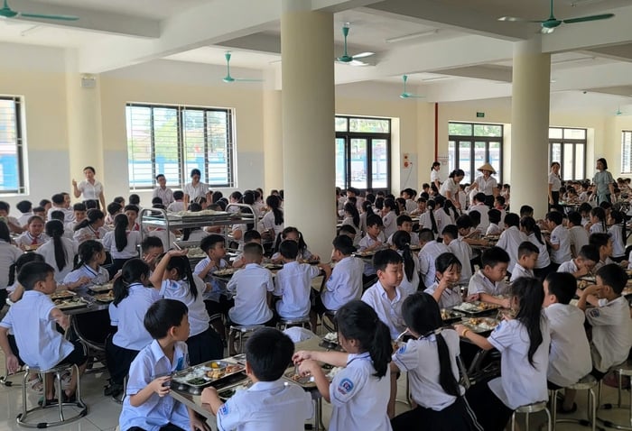 Phụ huynh Hà Nội lại phát hiện thực phẩm có dấu hiệu nghi 