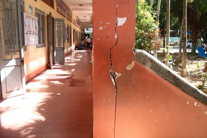 +ảnh 4: Các phòng học của trường xuống cấp, xuất hiện nhiều vết nứt.