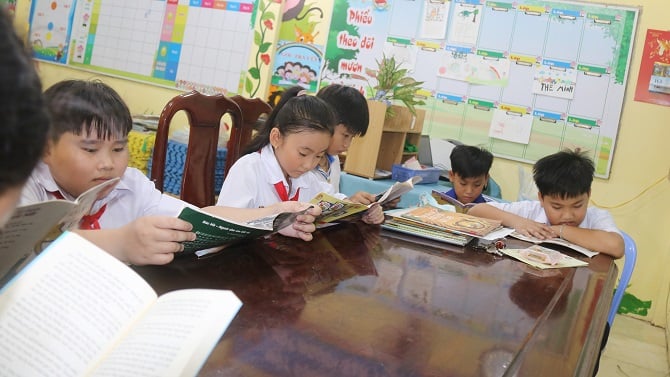 +ảnh 5: Do khuôn viên sân chơi chật hẹp, giờ ra chơi các em học sinh nơi biên giới tranh thủ đọc sách.