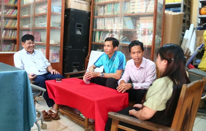 +ảnh 6: Giáo viên giải lao tại căn phòng nhỏ dùng chung cho phòng Thiết bị, Y tế, Đoàn – Đội.